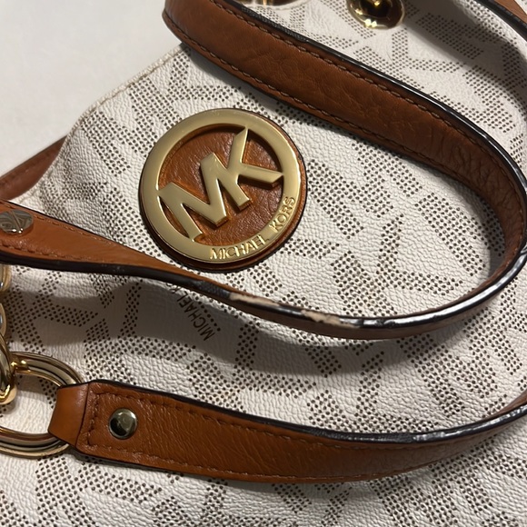 Micheal Kors Purse - Picture 2 of 3